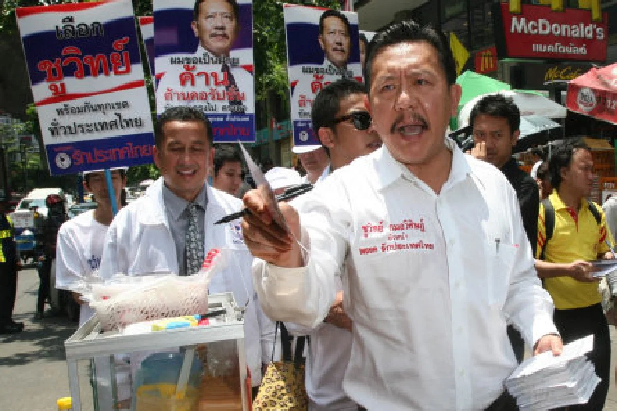ชูวิทย์ตั้งโต๊ะรับเรื่องร้องทุกข์ที่สีลม