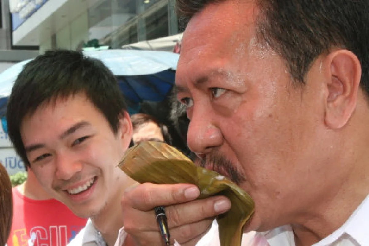 ชูวิทย์ตั้งโต๊ะรับเรื่องร้องทุกข์ที่สีลม