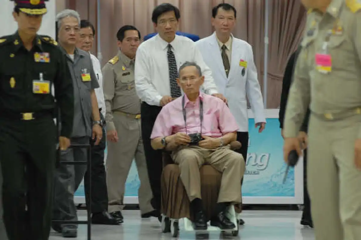 ในหลวงเสด็จฯท่าน้ำรพ.ศิริราช