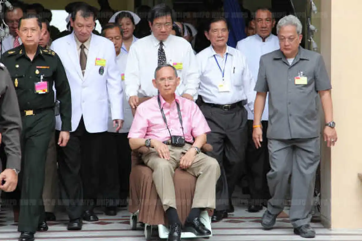 ในหลวงเสด็จฯท่าน้ำรพ.ศิริราช