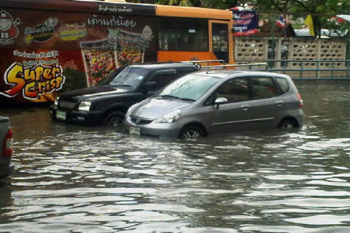 ฝนถล่ม!ทำจราจรเมืองกรุงหวิดอัมพาต