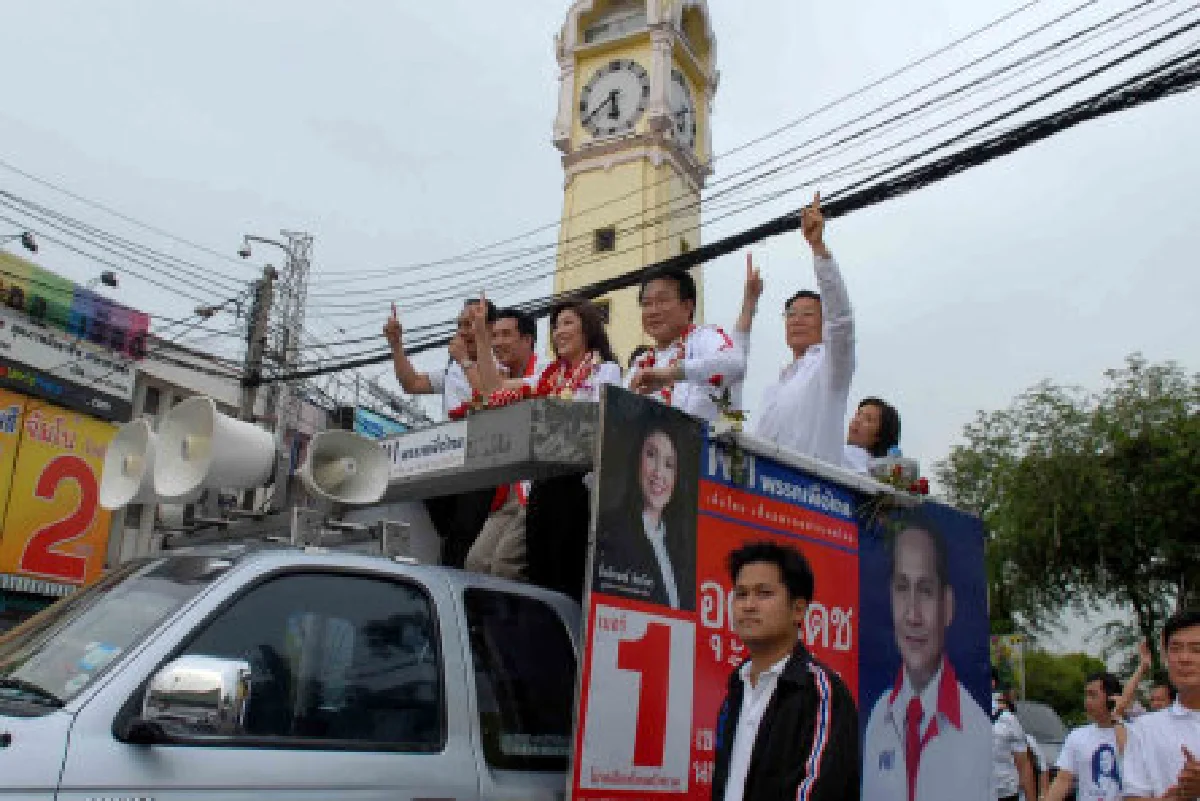 ยิ่งลักษณ์นำทีมหาเสียงตลาดบางบัวทอง