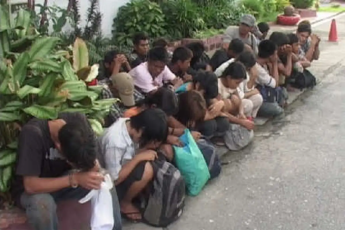 จับกระบะขนต่างด้าวไล่ชนตร.