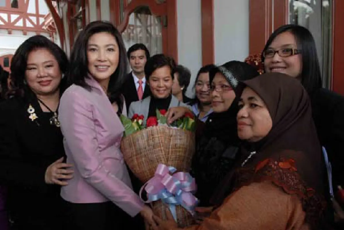 ยิ่งลักษณ์หาเสียงสภาสตรี