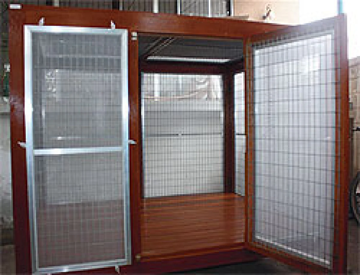 กรงสุนัขไม้มือสอง