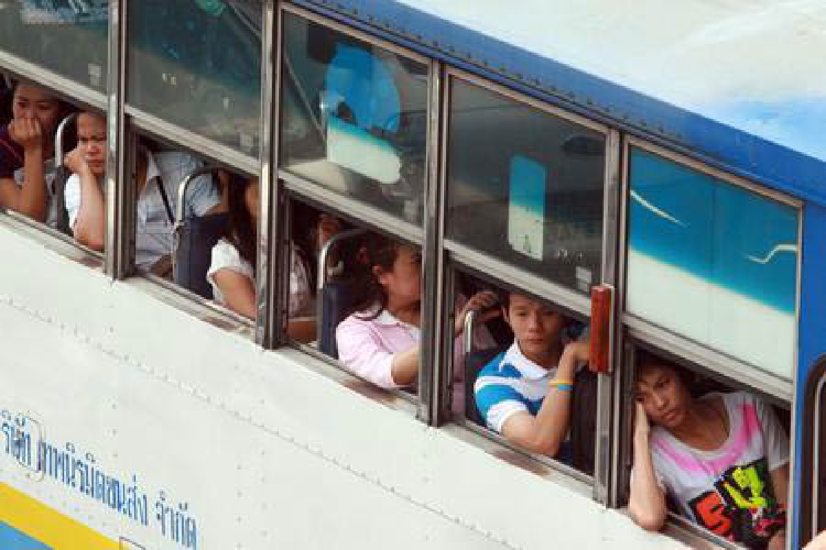 ตร.ล้อมคอกจัดระเบียบรถเมล์ ตร.ล้อมคอกจัดระเบียบรถเมล์