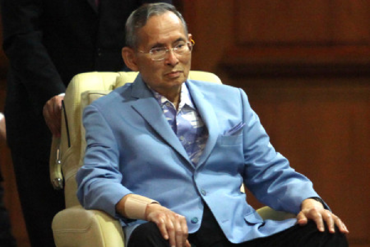 ในหลวงเสด็จฯรับการถวายตรวจพระเนตร ในหลวงเสด็จฯรับการถวายตรวจพระเนตร