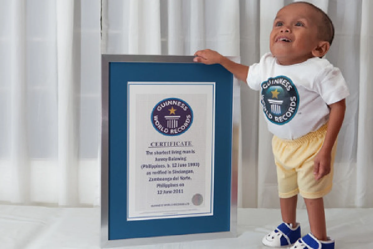 หนุ่มปินส์สูง22นิ้วคว้าสถิติตัวเล็กสุดในโลก