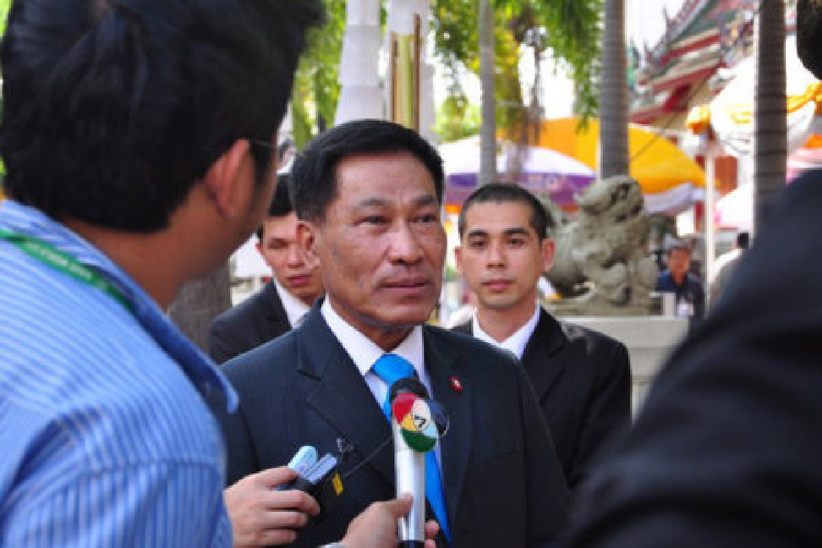 กกต.พร้อมแจกใบแดงก่อนกาบัตร กกต.พร้อมแจกใบแดงก่อนกาบัตร