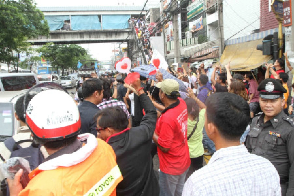 "สุเทพ"หาเสียงปากน้ำเจอปาไข่-โห่ไล่