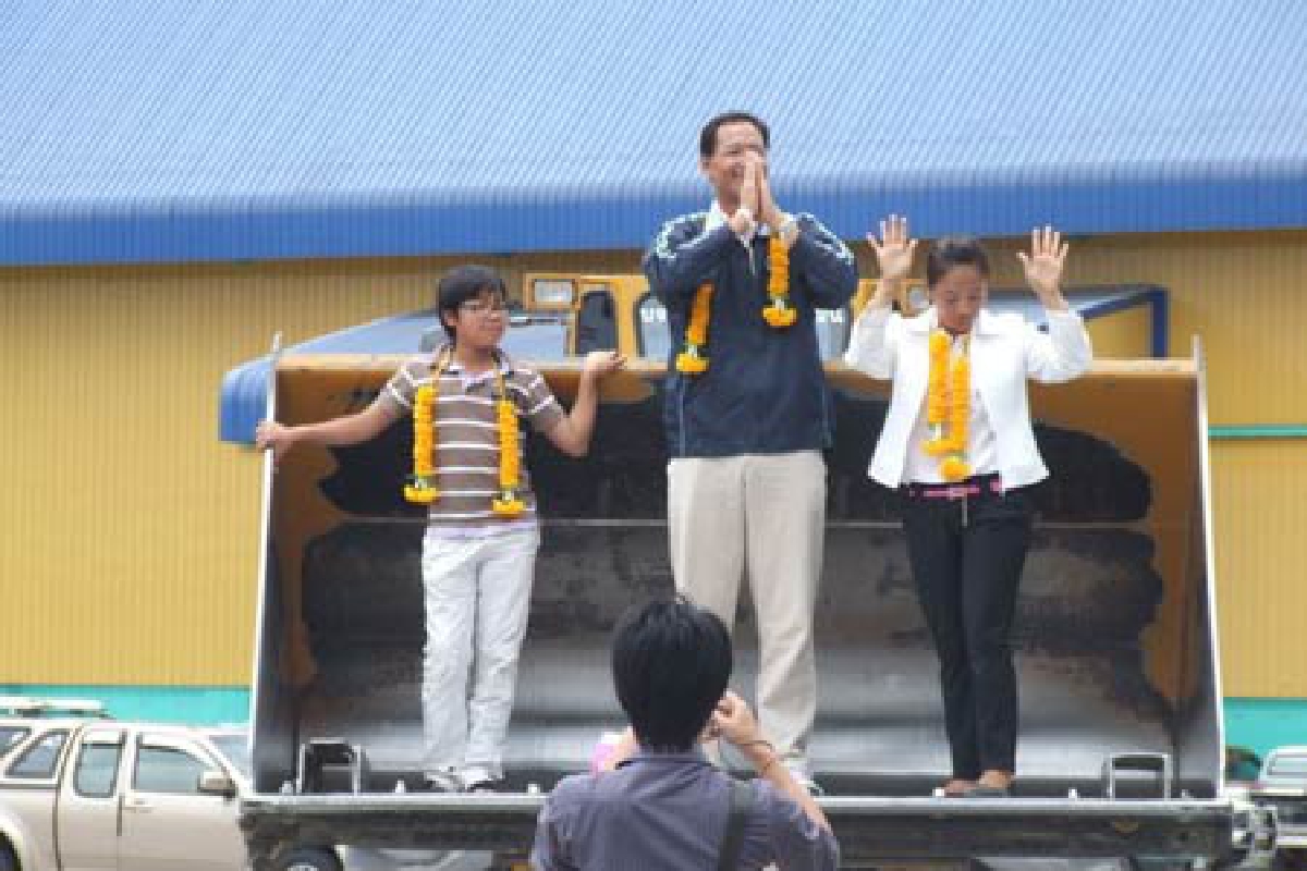 'กรณ์'ขึ้นแทรคเตอร์ช่วยมัลลิกา 'กรณ์'ขึ้นแทรคเตอร์ช่วยมัลลิกา