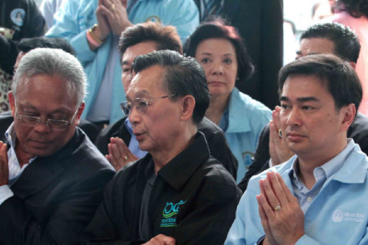 ปชป.เปลือยแดงกลางราชประสงค์ ปชป.เปลือยแดงกลางราชประสงค์