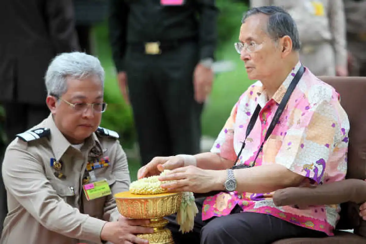 ในหลวงเสด็จฯท่าน้ำศิริราช