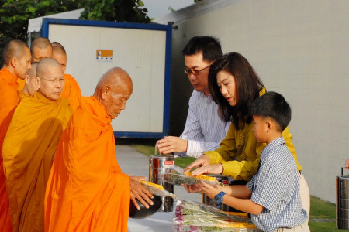 ยิ่งลักษณ์ทำบุญวันเกิดขอความปรองดอง