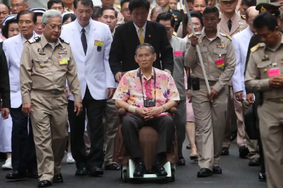 ในหลวงเสด็จฯท่าน้ำศิริราช