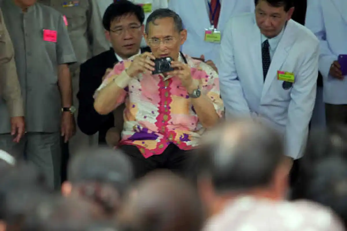 ในหลวงเสด็จฯท่าน้ำศิริราช