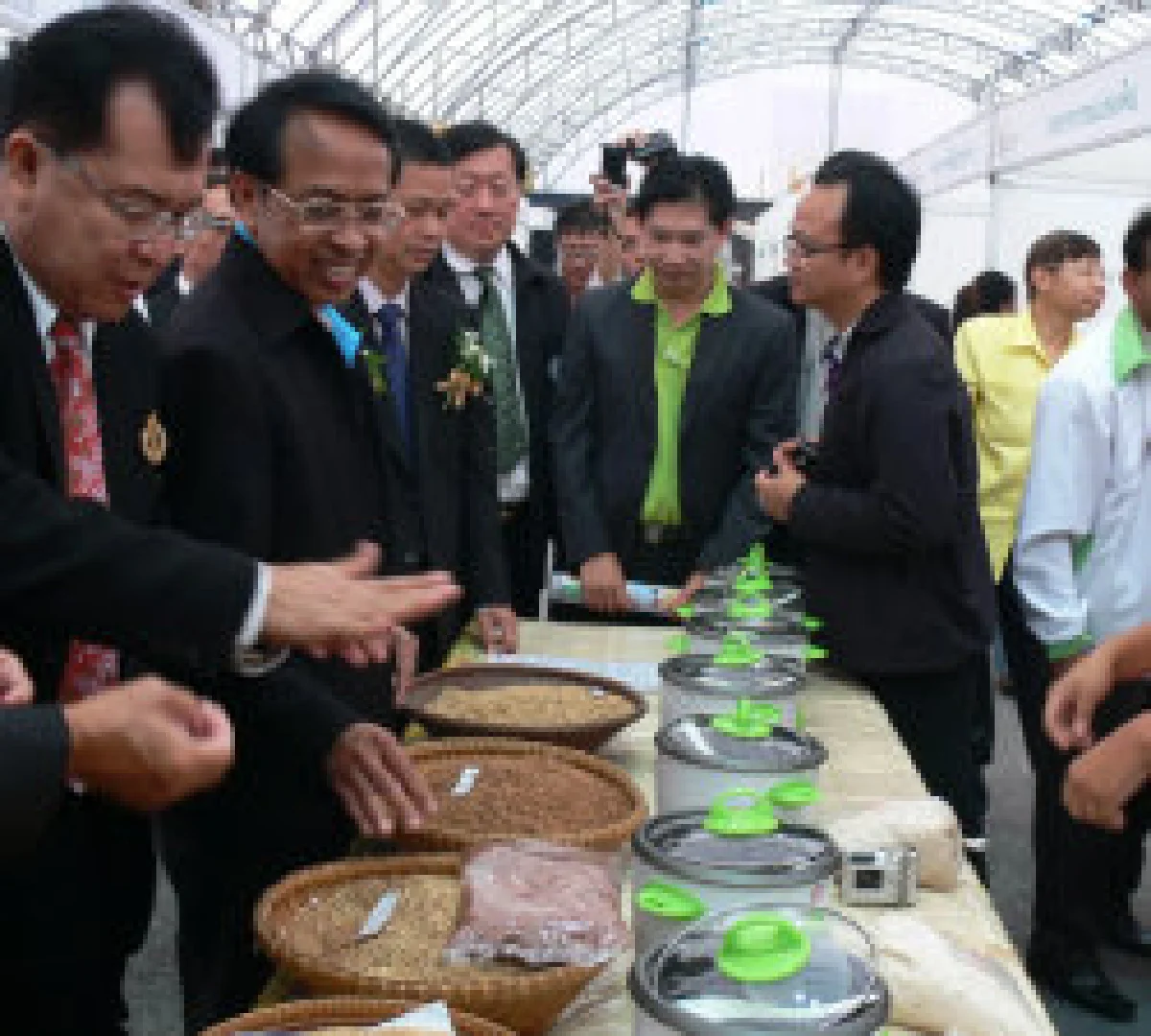 พ่อค้าแห่ยื่นประมูลข้าว2หมื่นตัน
