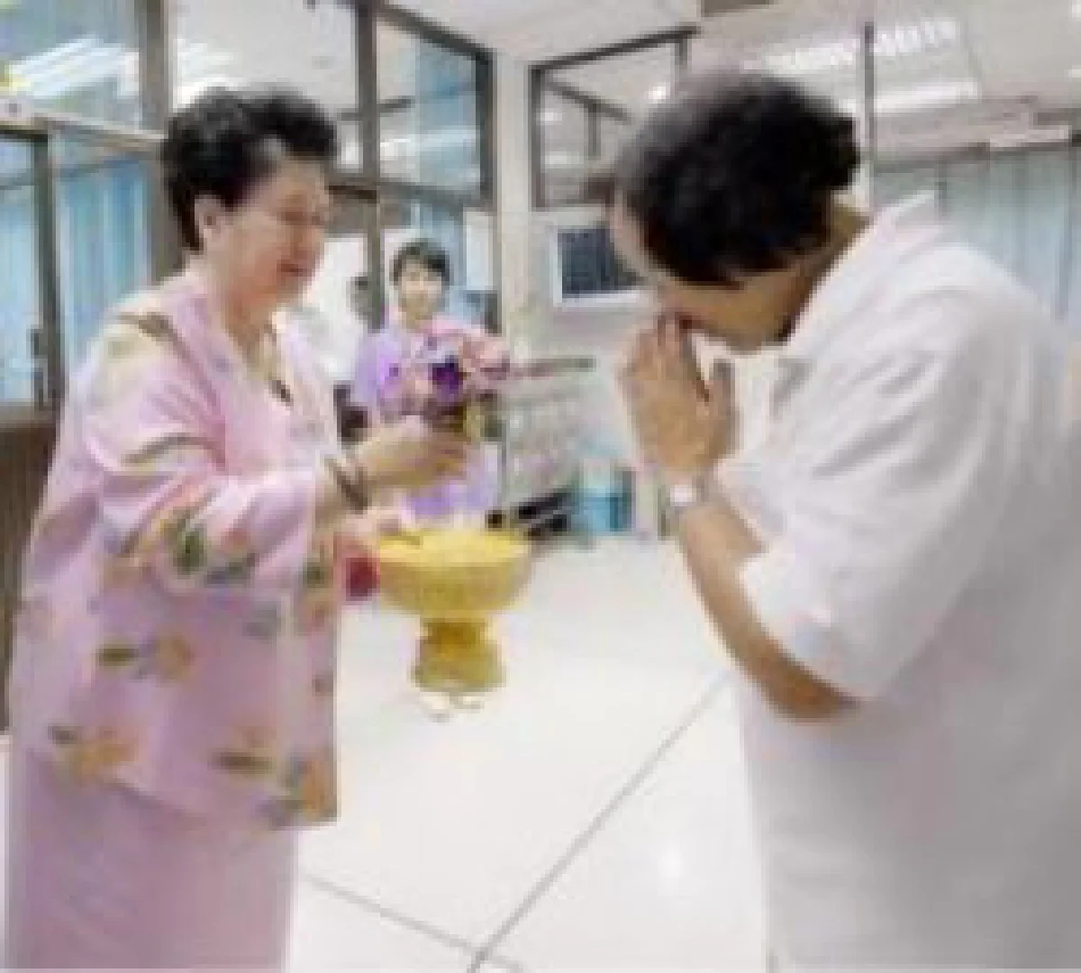 พระราชทานดอกไม้เยี่ยมหมอมุก