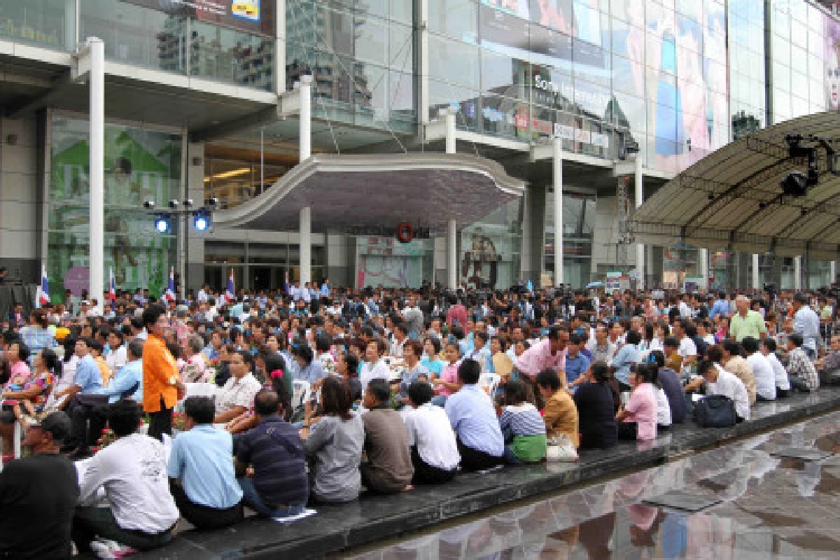 เวทีปชป.ราชประสงค์คึกคัก