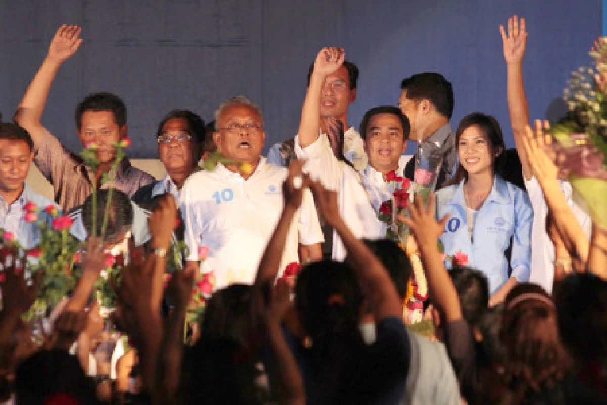 "มาร์ค"วอนถอนพิษ"ทักษิณ"