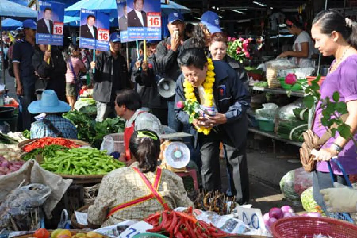 สนามโคราชผู้สมัครภท.หาเสียงพ่อค้า-แม่ค้า
