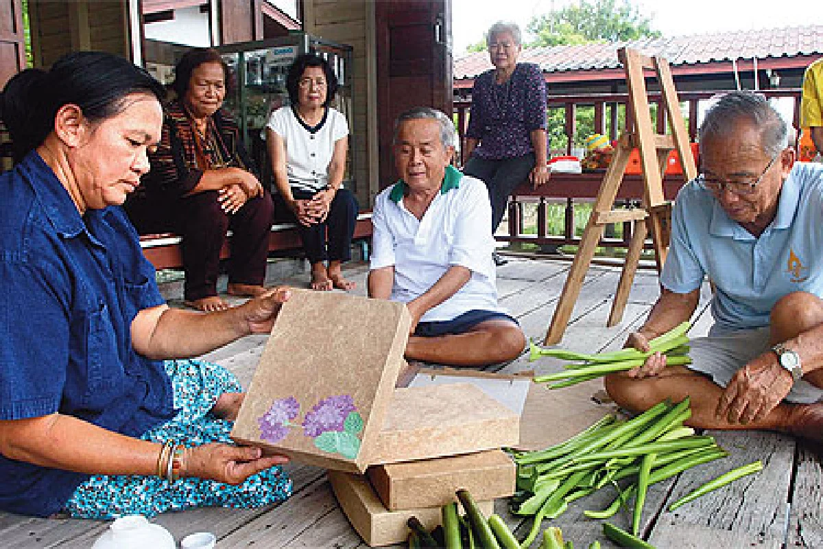 งานฝีมือรูปปั้นนูนต่ำ ผลผลิตจาก..กระดาษผักตบชวา