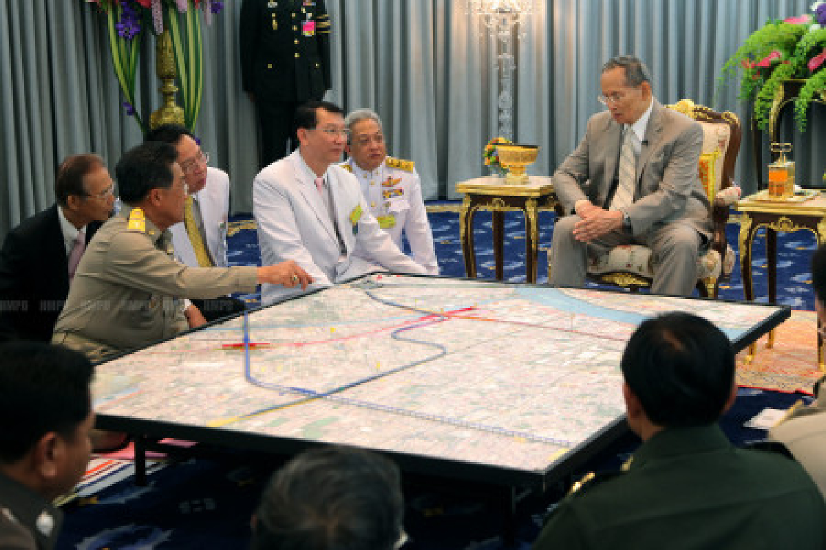 ในหลวงมีพระราชกระแสให้แก้ปัญหาจราจรรอบศิริราช ในหลวงมีพระราชกระแสให้แก้ปัญหาจราจรรอบศิริราช
