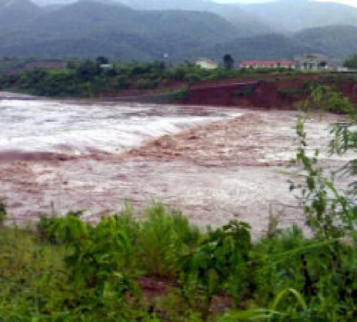 น่านฝนตกหนักล้นหน้าเขื่อน