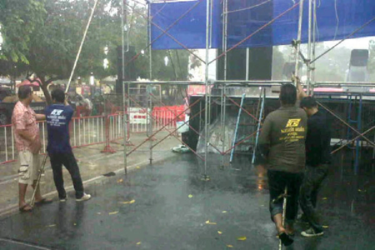 ฝนถล่มเวทีชทพ.หวิดพัง