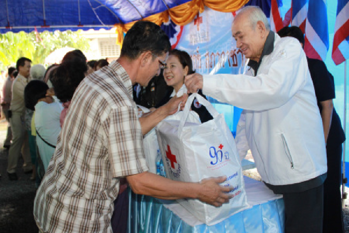 สายธารน้ำพระทัย หลั่งไหลช่วยชาวน่าน สายธารน้ำพระทัย หลั่งไหลช่วยชาวน่าน
