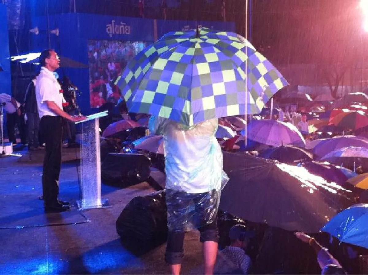 ฝนถล่ม! เวทีปราศรัยปชป.
