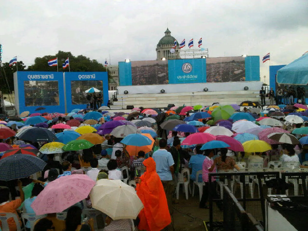 ฝนถล่ม! เวทีปราศรัยปชป.