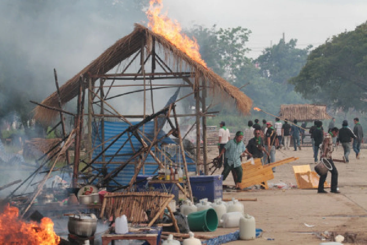 ชายชุดดำบุกเผาบ้านเครือข่าย 4 ภาค