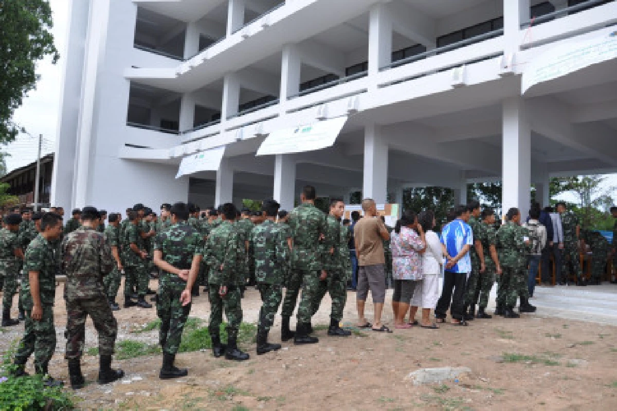 ทหารค่ายสุรนารีร่วมใช้สิทธิ