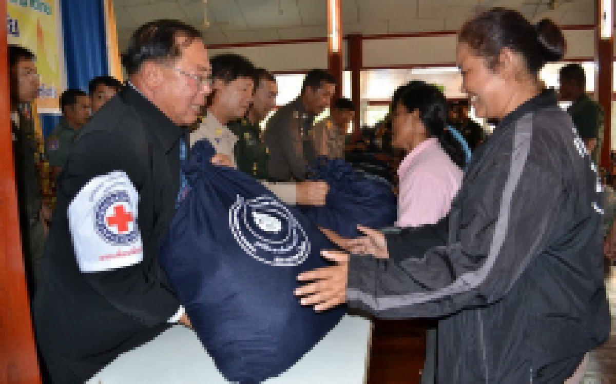 มอบถุงพระราชทานเหยื่อน้ำท่วมสุโขทัย