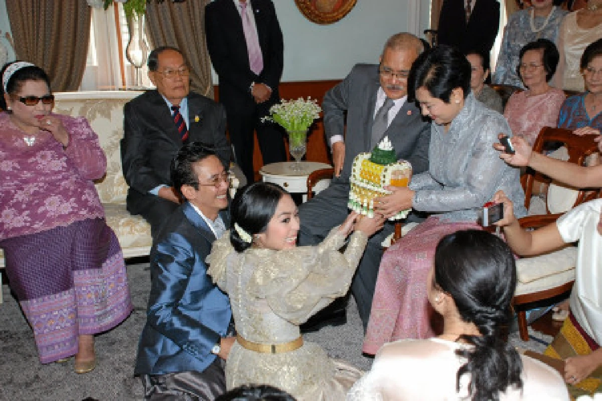 หญิงแมงมุมหมั้นแล้ว