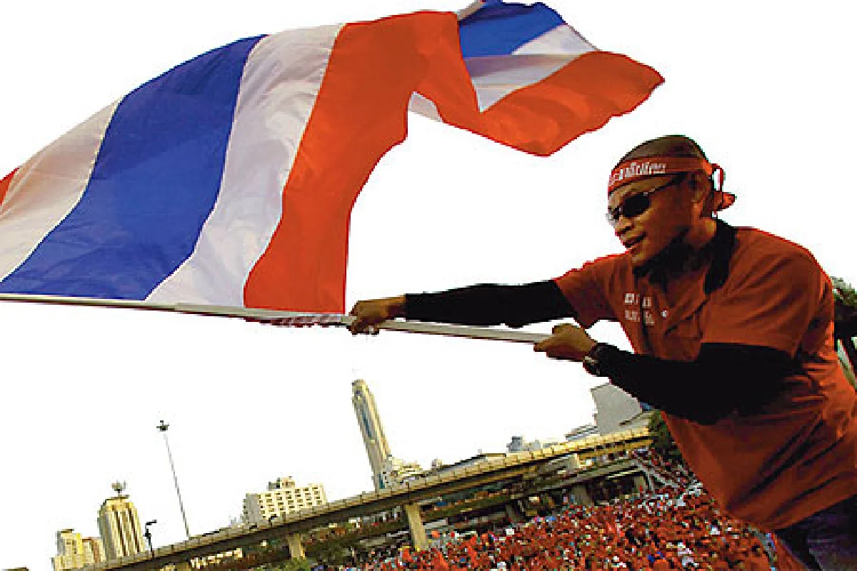 15 สส.สื้อแดงจากข้างถนนสู้สภา