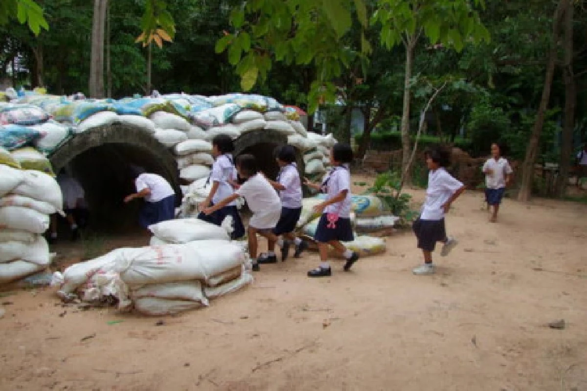 ร.ร.ชายแดนควักเงินสร้างบังเกอร์เอง