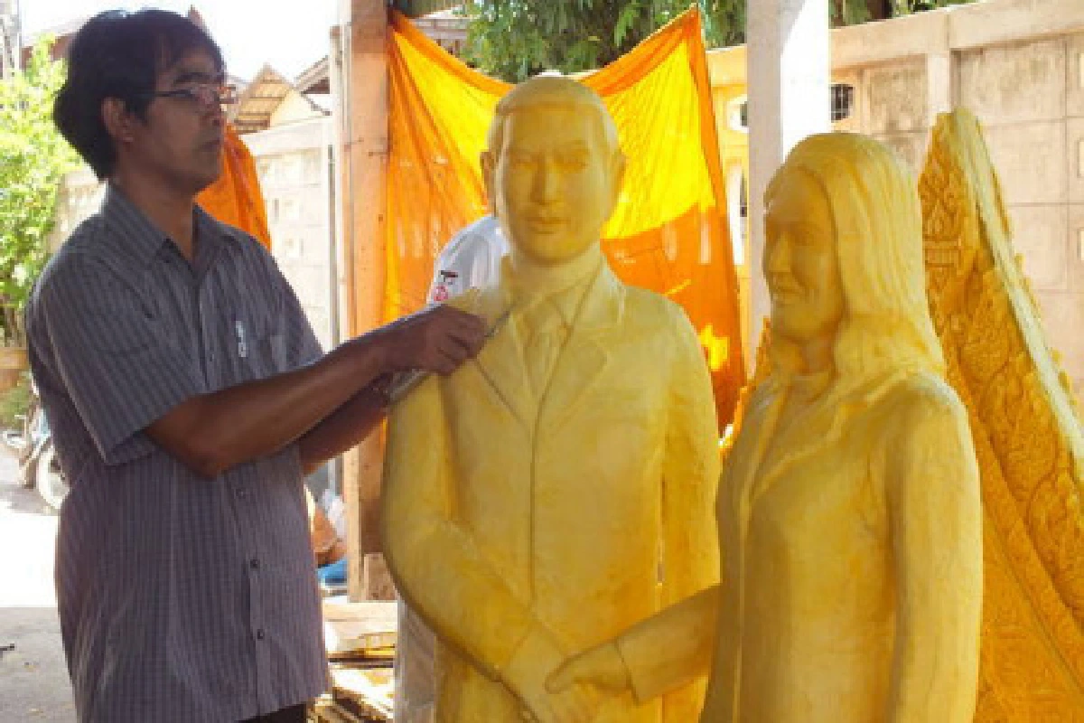 เทียนพรรษาล้อการเมืองมาร์คจับมือปูปรองดอง