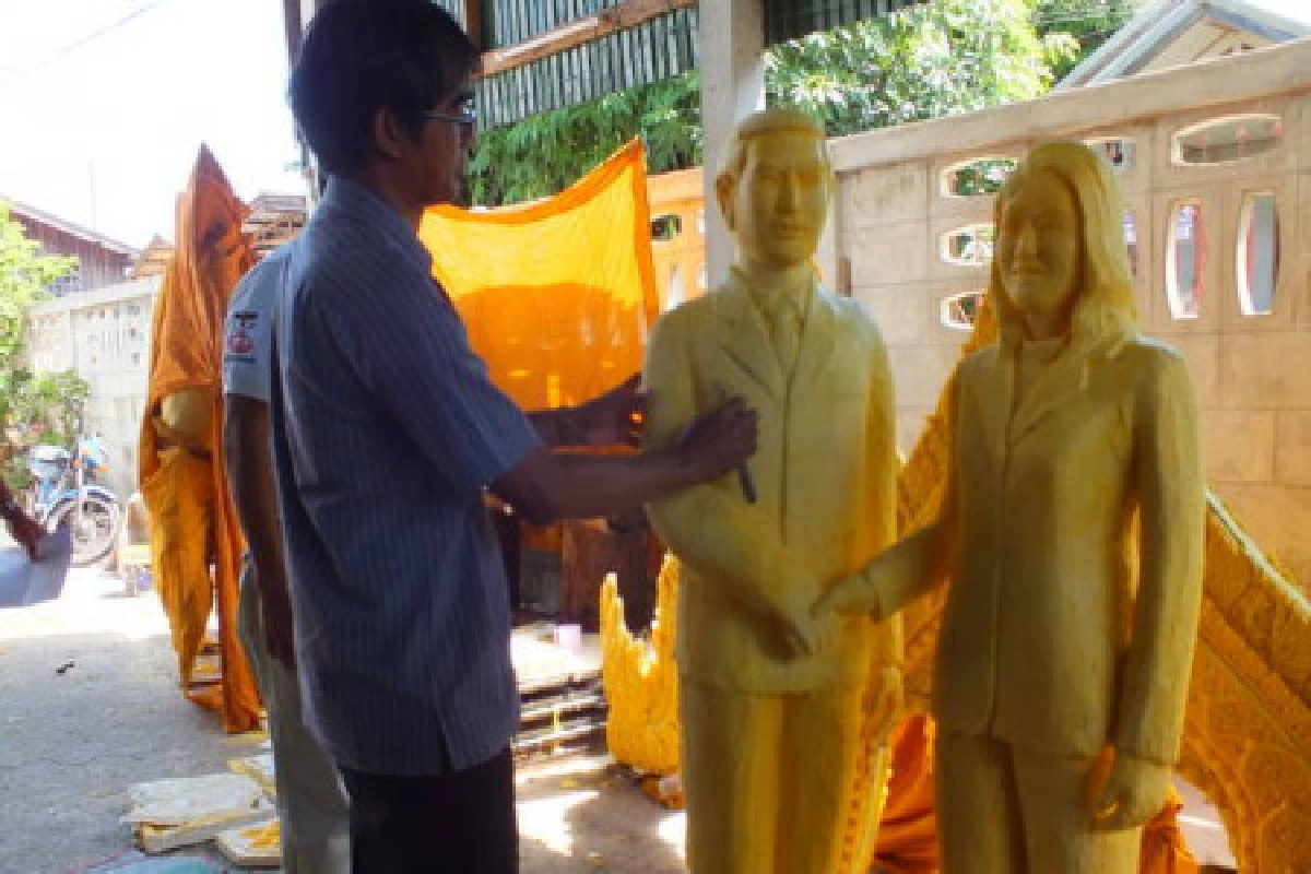 เทียนพรรษาล้อการเมืองมาร์คจับมือปูปรองดอง