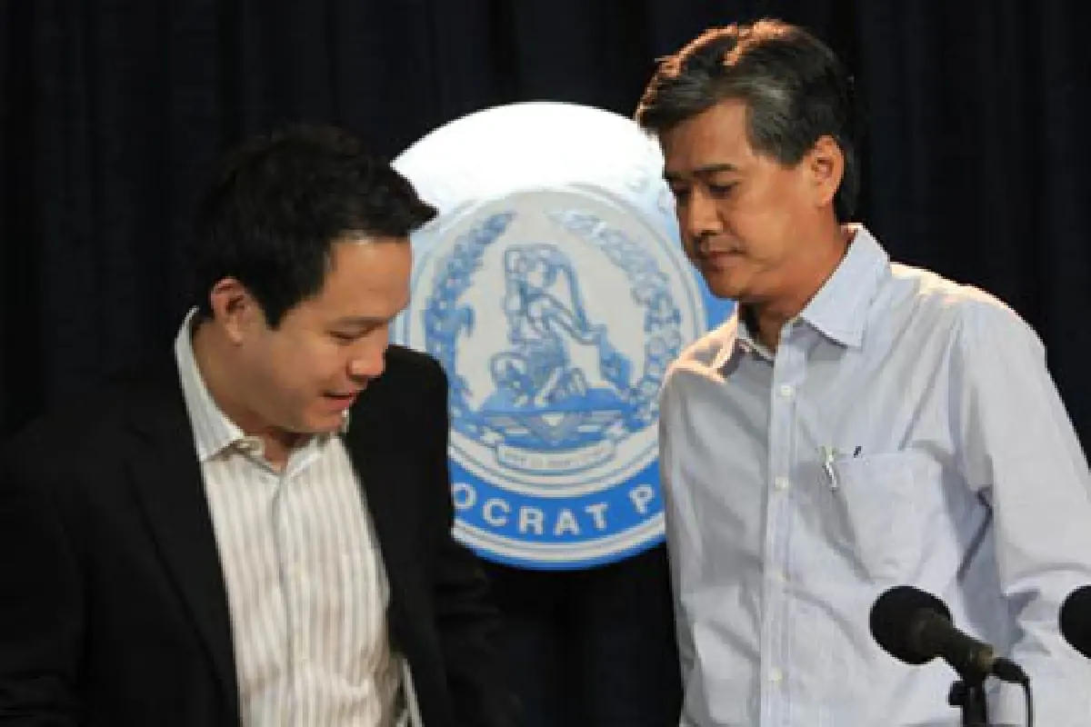 ปชป.ร้อง กกต.ยุบเพื่อไทย