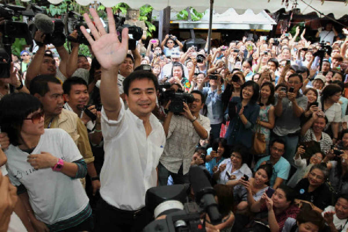 มาร์คพบแฟนคลับ-ขอเป็นฝ่ายค้านสร้างสรรค์