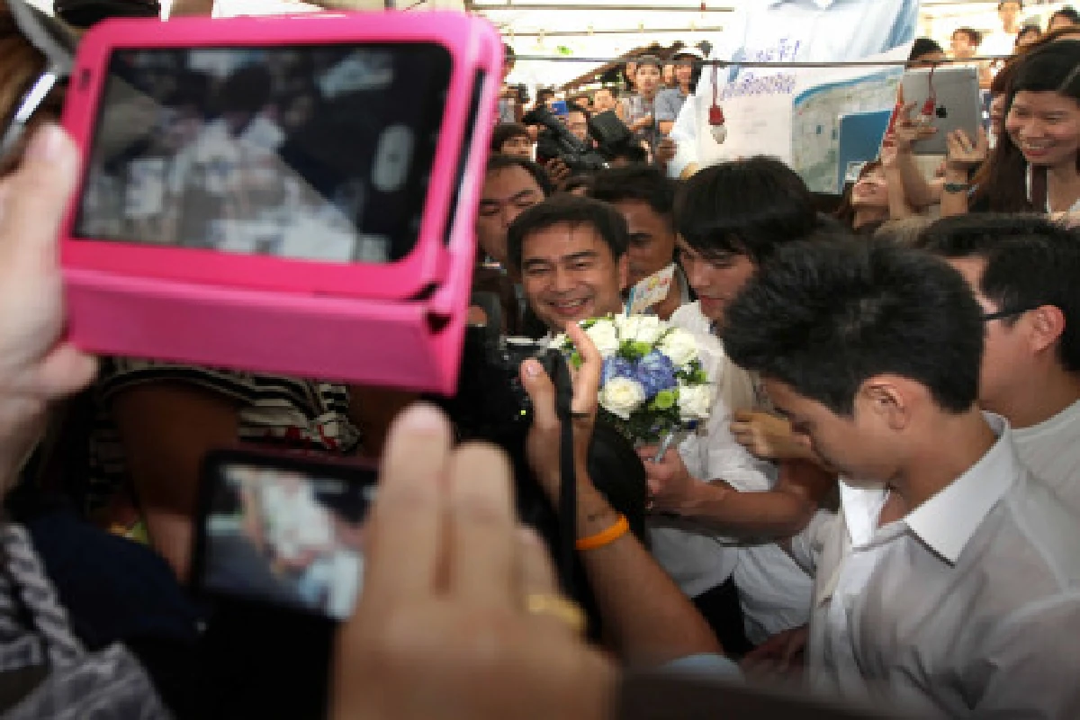มาร์คพบแฟนคลับ-ขอเป็นฝ่ายค้านสร้างสรรค์