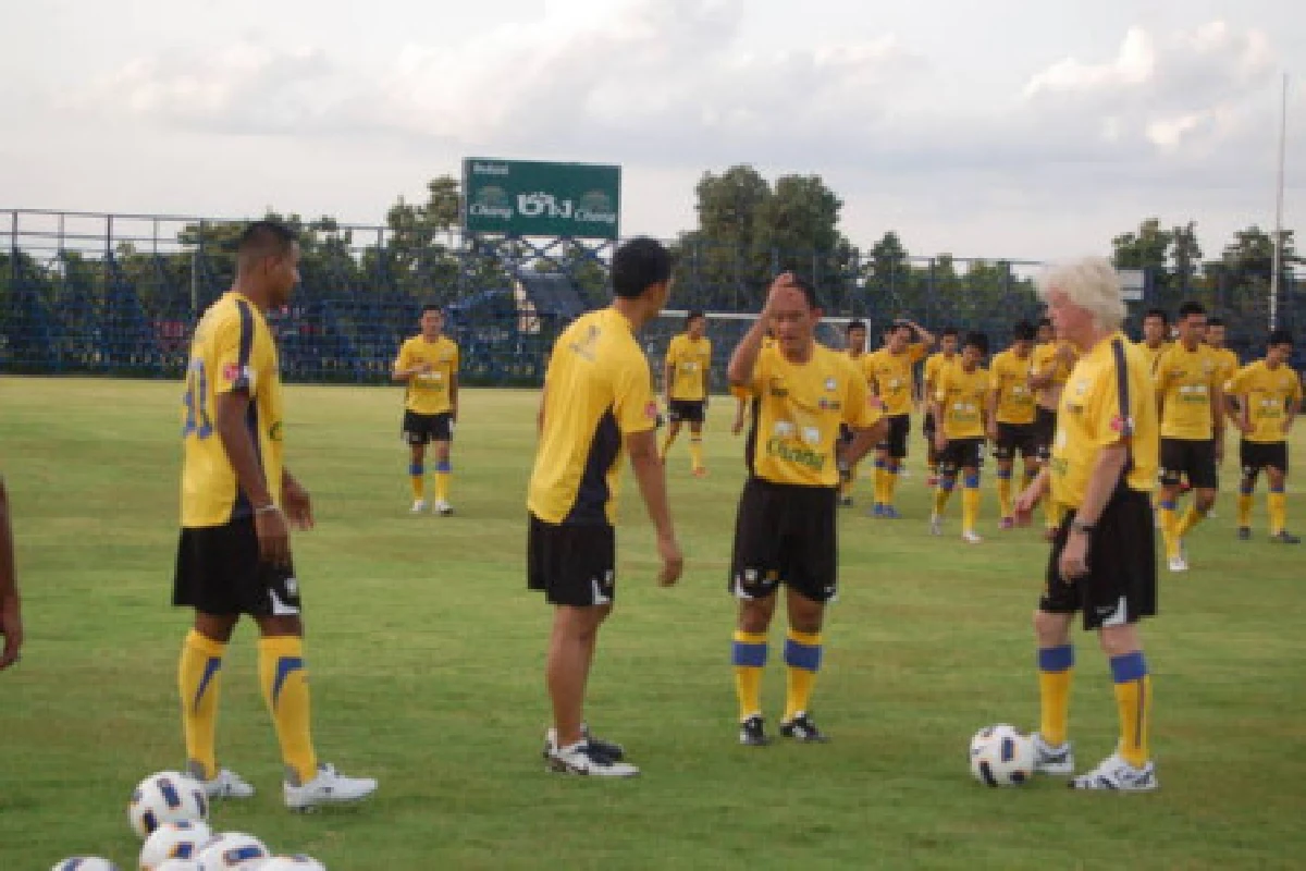 แข้งไทยลุยเก็บตัวที่บุรีรัมย์