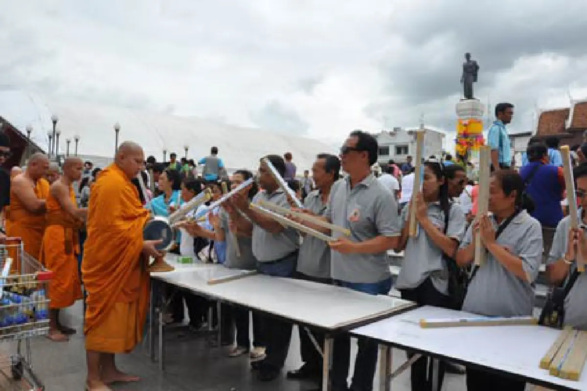 แห่ถ่ายรูปเทียนพรรษามาร์ค-ปูปรองดอง