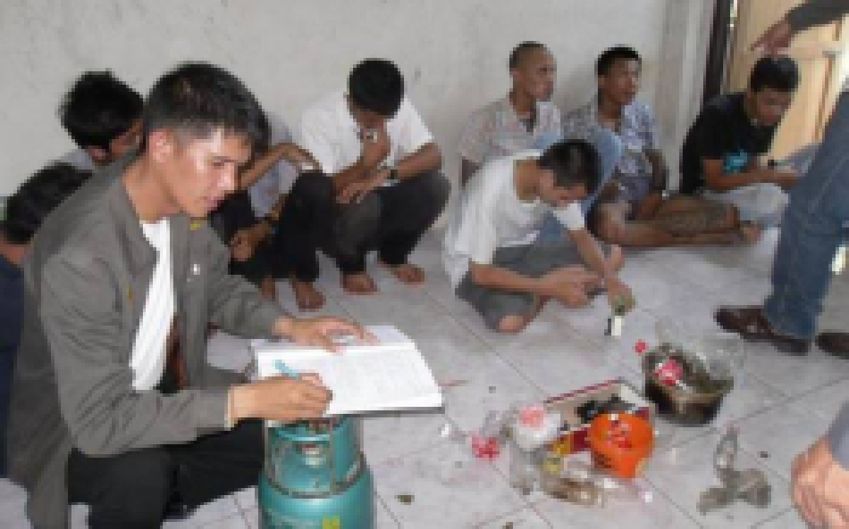 รวบนศ.ตั้งแก๊งมั่วสุ่มยาเสพติด