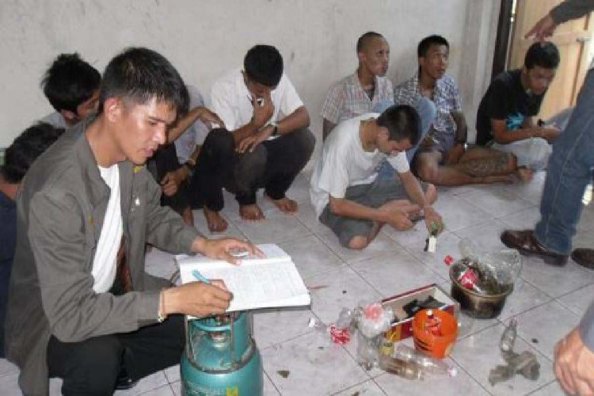 รวบนศ.ตั้งแก๊งมั่วสุ่มยาเสพติด รวบนศ.ตั้งแก๊งมั่วสุ่มยาเสพติด