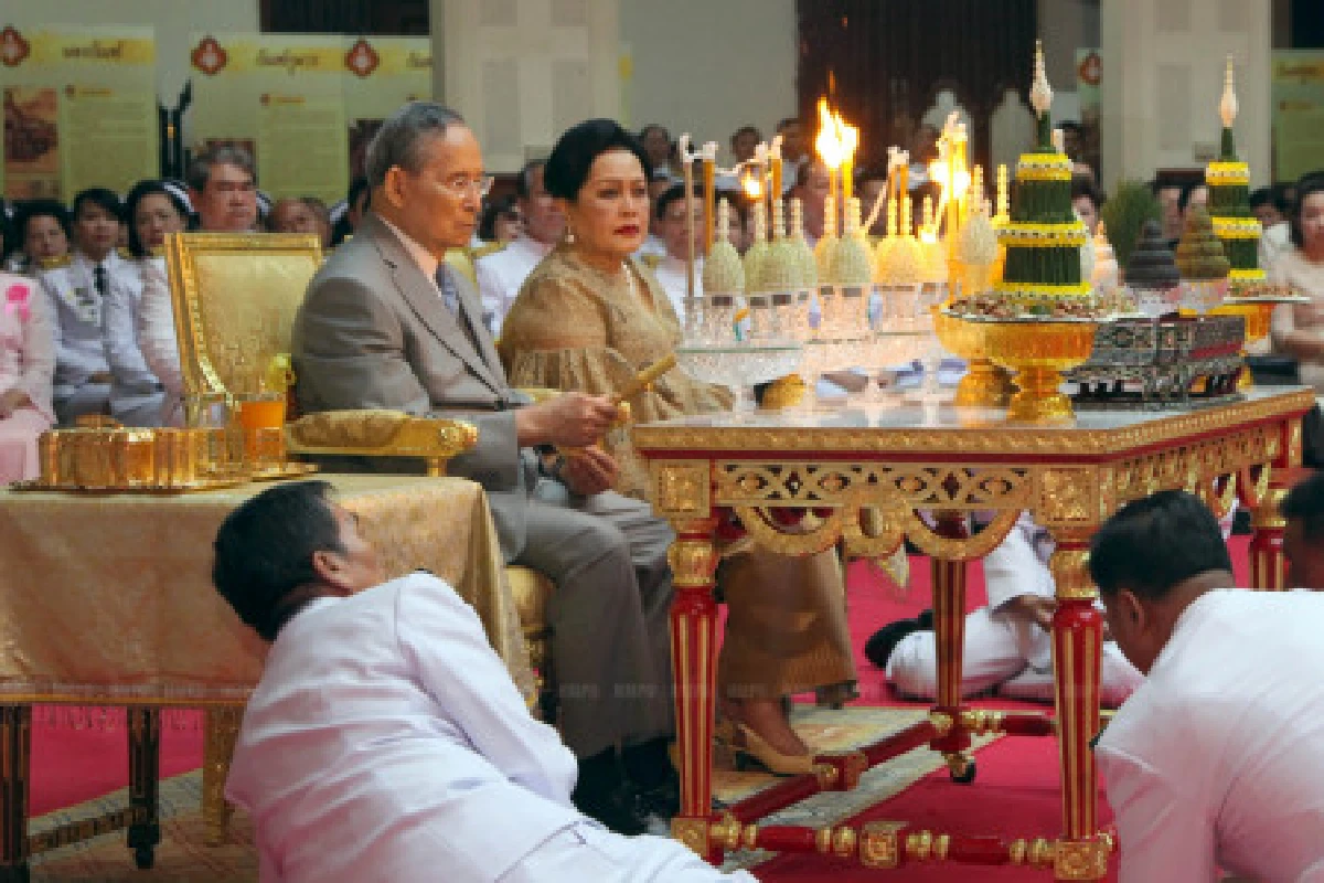 ในหลวง-ราชินีทรงสดับพระธรรมเทศน์มหาชาติ