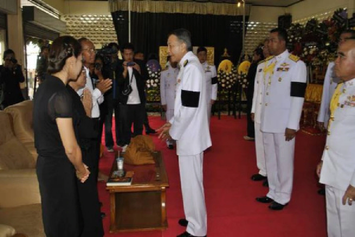 พระราชทานพวงมาลาตั้งหน้าหีบศพพ.ต.กิติภูมิ