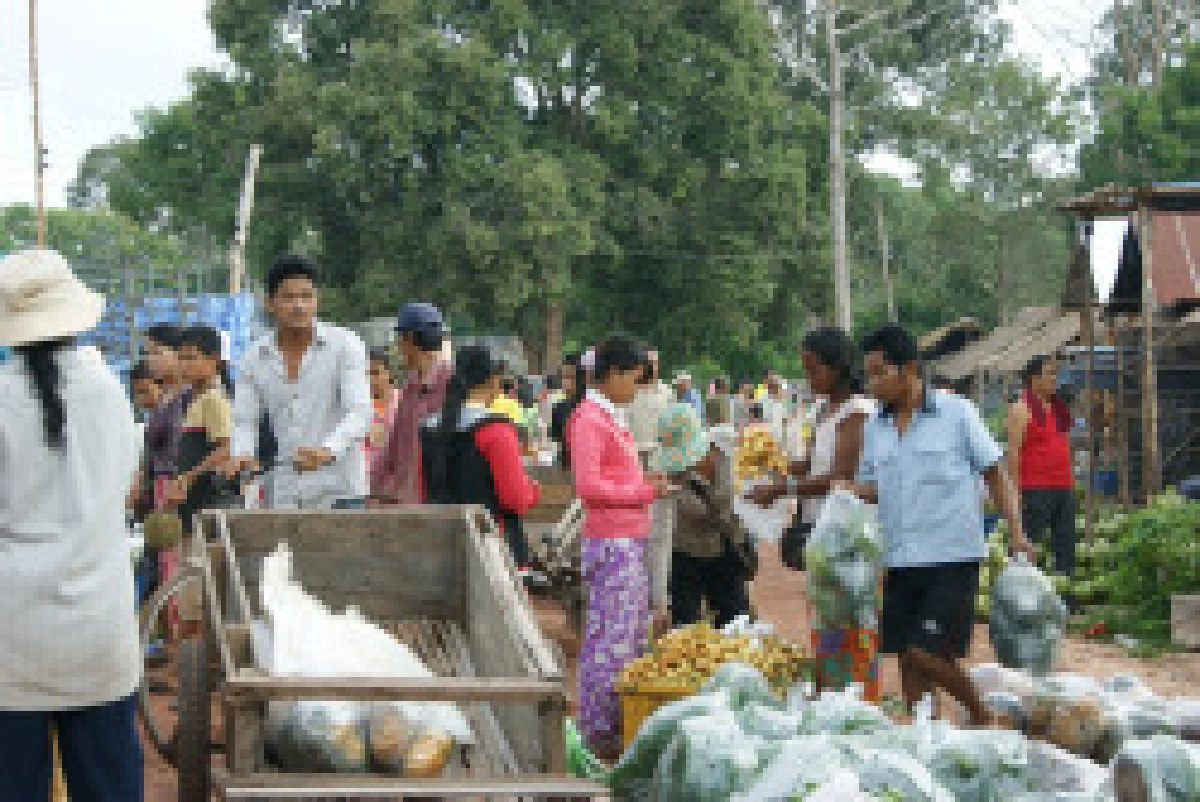 เขมรโอดบาทแข็งซื้อสินค้าได้น้อยลง